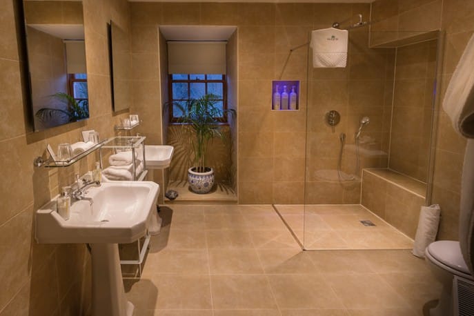 Suite-4-Bathroom-at-dusk-687×430