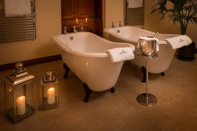 Suite-5-twin-baths-at-night-687×430