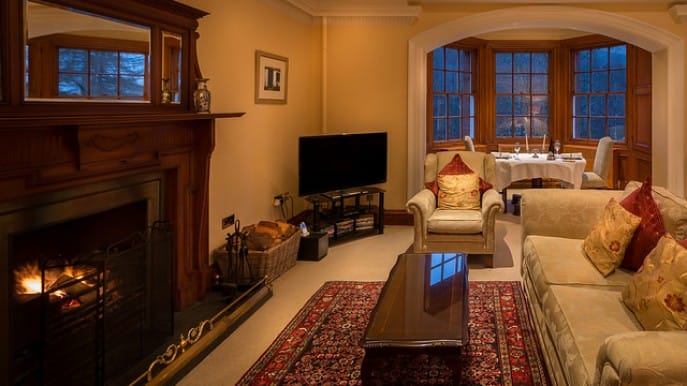 Suite-6-Sitting-room-to-dining-area-687×430