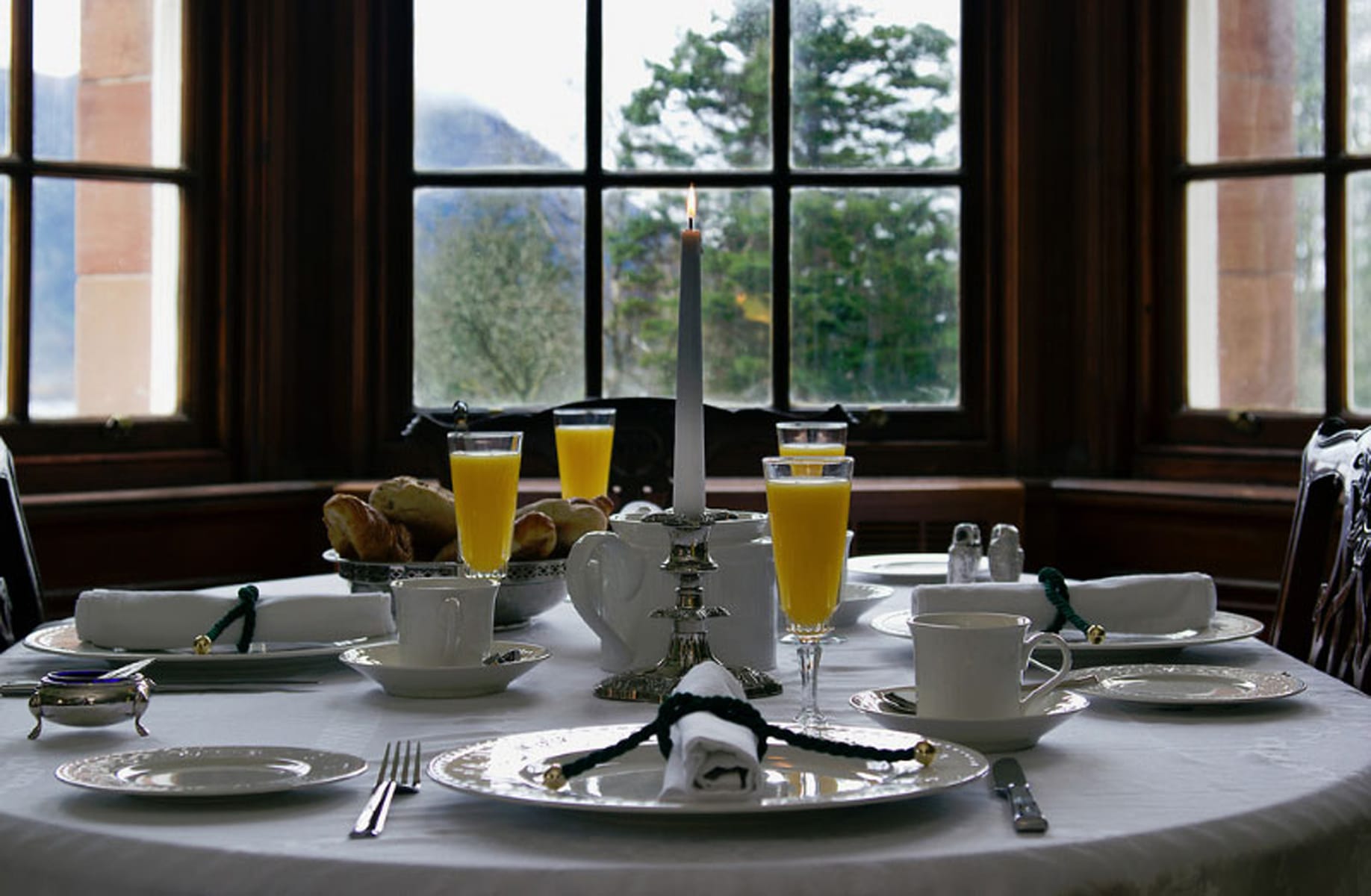 glencoe-house-suite-one-dining-table_32739514933_o