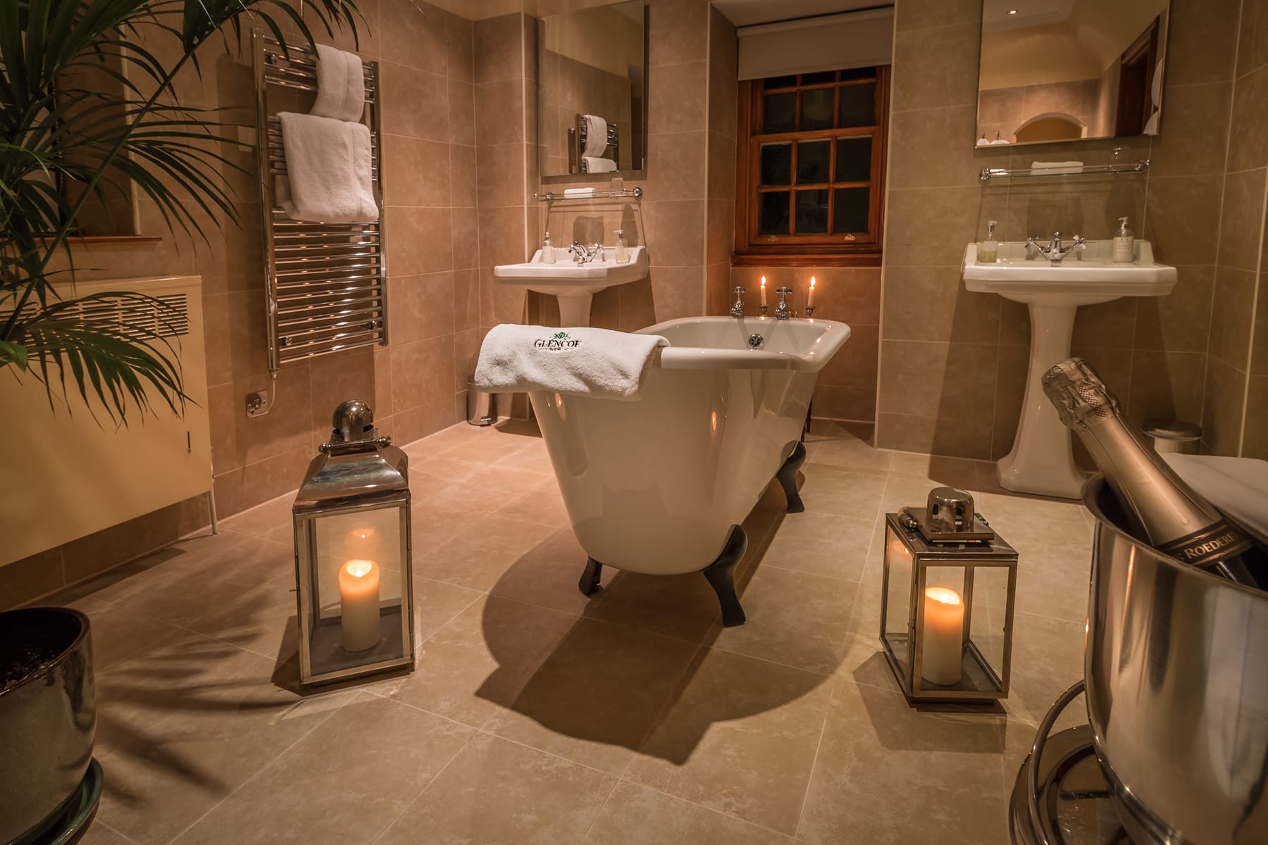 suite-6-bath-with-freestanding-tub_33425413781_o