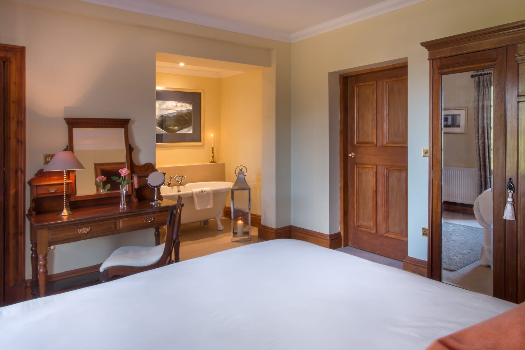 suite-8-bedroom_41096945761_o