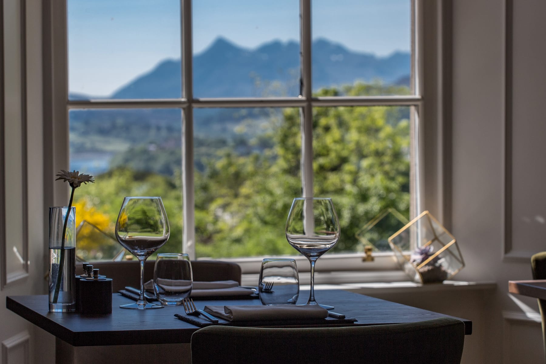 dining tables overlooking the Isle of Skye Highlands